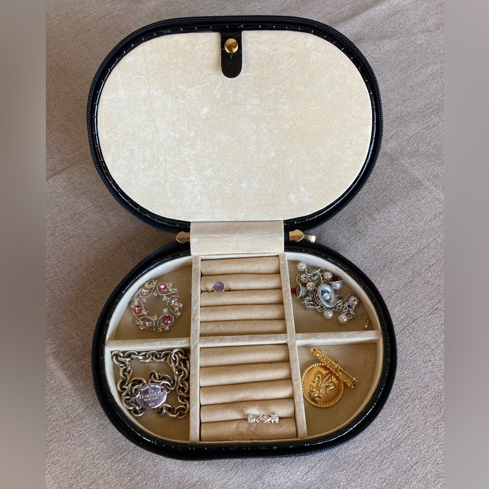 Jewelry Travel Organizer case. Beautiful condition. Very nice quality